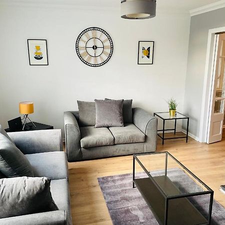 Wolverhampton Large 3 Bedrooms 5 Bed House Perfect For Short & Long Stays Contractors Business Nhs Insurance 1 Bathroom And Separate Wc Private Garden Driveway For 2 Large Vehicles Close To City Centre M6 M54 And Walsall Willenhall Cannock Property Bagian luar foto