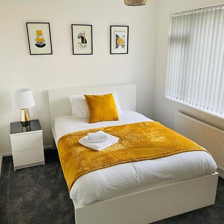 Wolverhampton Large 3 Bedrooms 5 Bed House Perfect For Short & Long Stays Contractors Business Nhs Insurance 1 Bathroom And Separate Wc Private Garden Driveway For 2 Large Vehicles Close To City Centre M6 M54 And Walsall Willenhall Cannock Property Bagian luar foto
