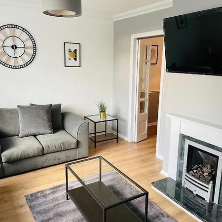 Wolverhampton Large 3 Bedrooms 5 Bed House Perfect For Short & Long Stays Contractors Business Nhs Insurance 1 Bathroom And Separate Wc Private Garden Driveway For 2 Large Vehicles Close To City Centre M6 M54 And Walsall Willenhall Cannock Property Bagian luar foto