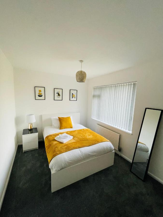 Wolverhampton Large 3 Bedrooms 5 Bed House Perfect For Short & Long Stays Contractors Business Nhs Insurance 1 Bathroom And Separate Wc Private Garden Driveway For 2 Large Vehicles Close To City Centre M6 M54 And Walsall Willenhall Cannock Property Bagian luar foto