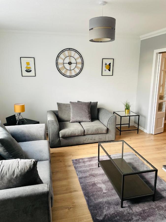 Wolverhampton Large 3 Bedrooms 5 Bed House Perfect For Short & Long Stays Contractors Business Nhs Insurance 1 Bathroom And Separate Wc Private Garden Driveway For 2 Large Vehicles Close To City Centre M6 M54 And Walsall Willenhall Cannock Property Bagian luar foto