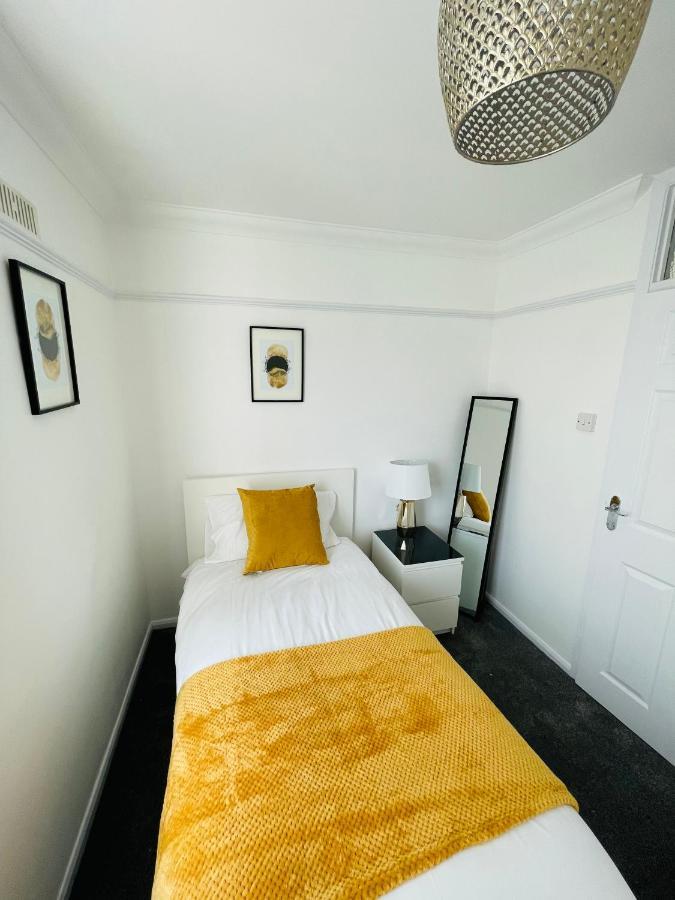 Wolverhampton Large 3 Bedrooms 5 Bed House Perfect For Short & Long Stays Contractors Business Nhs Insurance 1 Bathroom And Separate Wc Private Garden Driveway For 2 Large Vehicles Close To City Centre M6 M54 And Walsall Willenhall Cannock Property Bagian luar foto