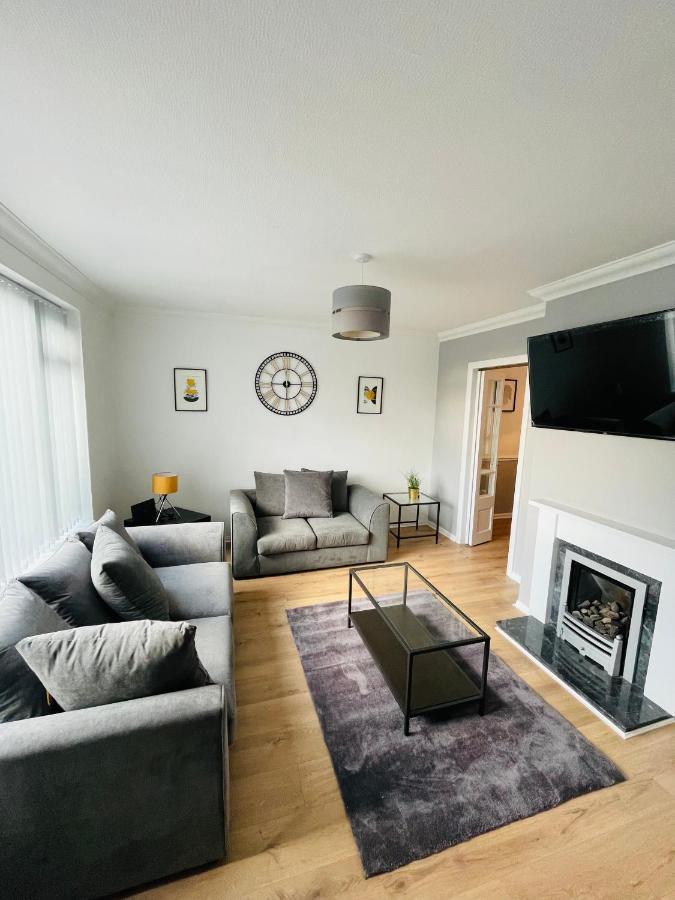 Wolverhampton Large 3 Bedrooms 5 Bed House Perfect For Short & Long Stays Contractors Business Nhs Insurance 1 Bathroom And Separate Wc Private Garden Driveway For 2 Large Vehicles Close To City Centre M6 M54 And Walsall Willenhall Cannock Property Bagian luar foto
