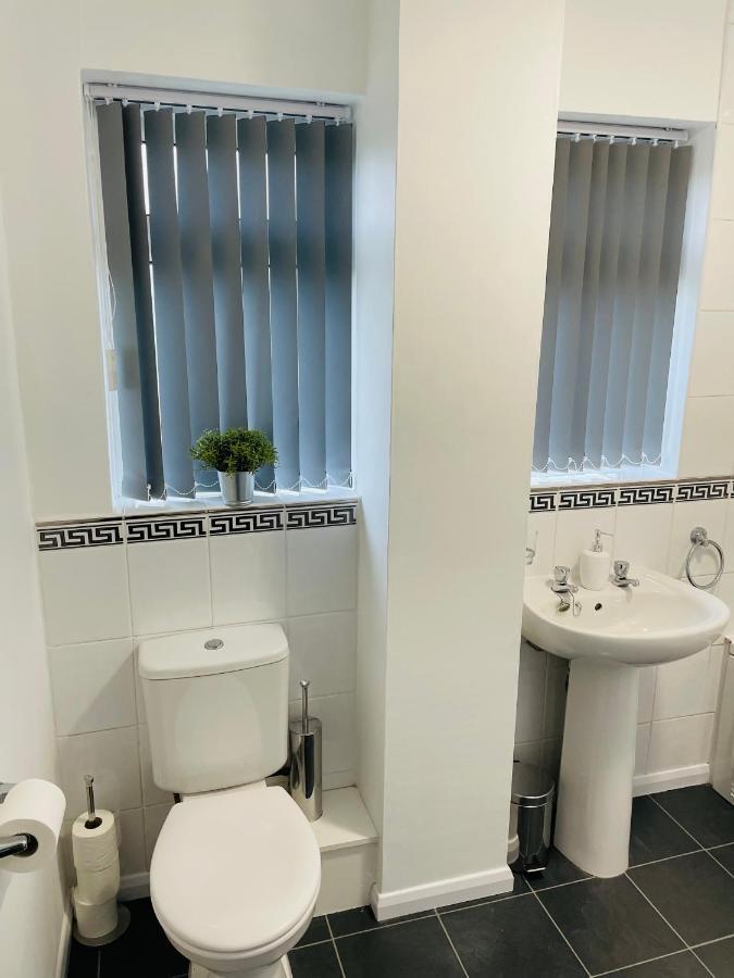 Wolverhampton Large 3 Bedrooms 5 Bed House Perfect For Short & Long Stays Contractors Business Nhs Insurance 1 Bathroom And Separate Wc Private Garden Driveway For 2 Large Vehicles Close To City Centre M6 M54 And Walsall Willenhall Cannock Property Bagian luar foto