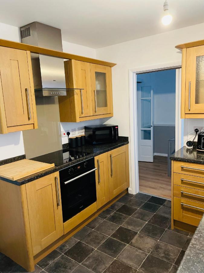 Wolverhampton Large 3 Bedrooms 5 Bed House Perfect For Short & Long Stays Contractors Business Nhs Insurance 1 Bathroom And Separate Wc Private Garden Driveway For 2 Large Vehicles Close To City Centre M6 M54 And Walsall Willenhall Cannock Property Bagian luar foto