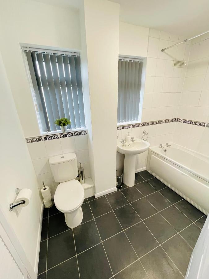 Wolverhampton Large 3 Bedrooms 5 Bed House Perfect For Short & Long Stays Contractors Business Nhs Insurance 1 Bathroom And Separate Wc Private Garden Driveway For 2 Large Vehicles Close To City Centre M6 M54 And Walsall Willenhall Cannock Property Bagian luar foto