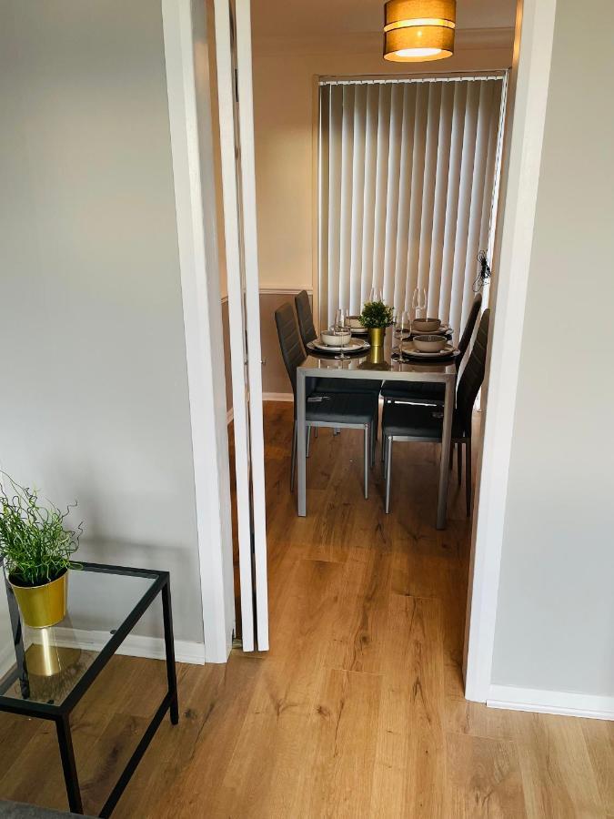 Wolverhampton Large 3 Bedrooms 5 Bed House Perfect For Short & Long Stays Contractors Business Nhs Insurance 1 Bathroom And Separate Wc Private Garden Driveway For 2 Large Vehicles Close To City Centre M6 M54 And Walsall Willenhall Cannock Property Bagian luar foto