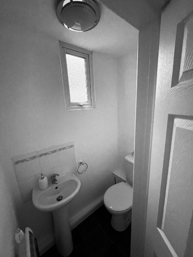 Wolverhampton Large 3 Bedrooms 5 Bed House Perfect For Short & Long Stays Contractors Business Nhs Insurance 1 Bathroom And Separate Wc Private Garden Driveway For 2 Large Vehicles Close To City Centre M6 M54 And Walsall Willenhall Cannock Property Bagian luar foto