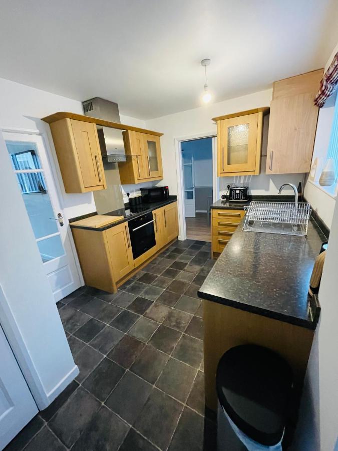 Wolverhampton Large 3 Bedrooms 5 Bed House Perfect For Short & Long Stays Contractors Business Nhs Insurance 1 Bathroom And Separate Wc Private Garden Driveway For 2 Large Vehicles Close To City Centre M6 M54 And Walsall Willenhall Cannock Property Bagian luar foto
