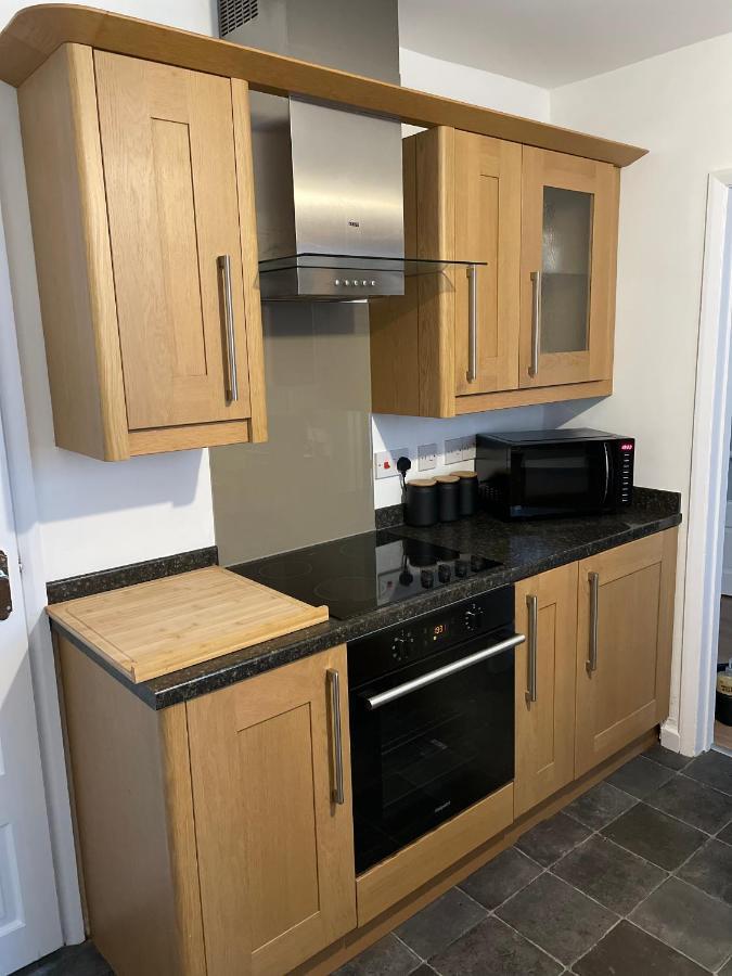 Wolverhampton Large 3 Bedrooms 5 Bed House Perfect For Short & Long Stays Contractors Business Nhs Insurance 1 Bathroom And Separate Wc Private Garden Driveway For 2 Large Vehicles Close To City Centre M6 M54 And Walsall Willenhall Cannock Property Bagian luar foto